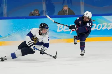 Američanka Kendall Coyne Schofieldová pálí na finskou branku