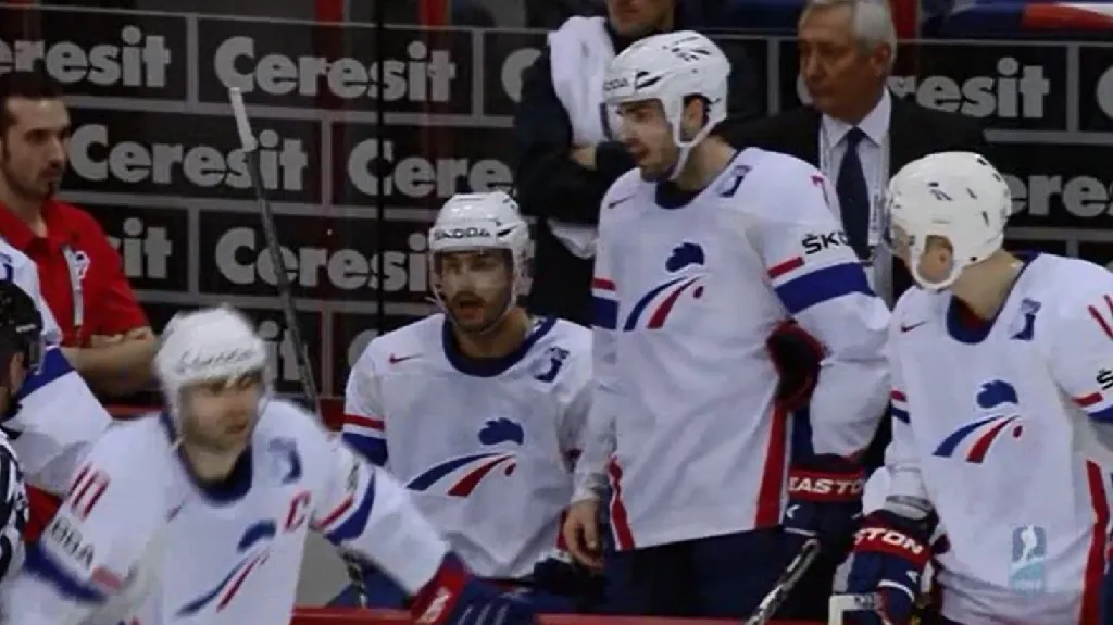 Sacha Treille se diví na střídačce