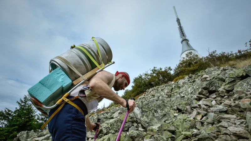 Kromě cyklistů se na Ještěd vydávají i nosiči pivních sudů