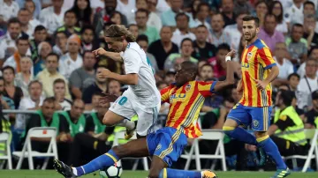 Geoffrey Kondogbia v souboji s Lukou Modričem z Realu Madrid