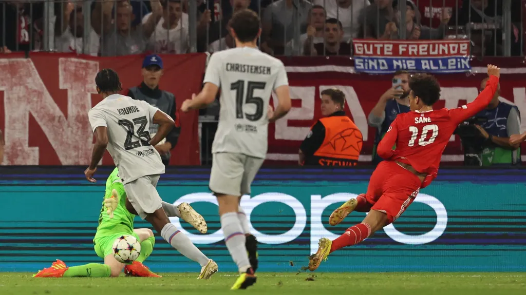 Leroy Sané z Bayernu překonává Marca-Andrého ter Stegena z Barcelony
