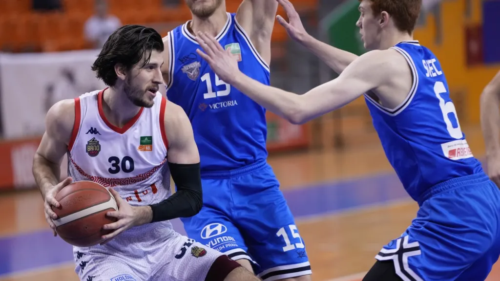 Basketbalisté USK Praha (v modrém)