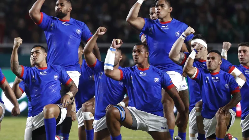 Ragbisté Samoy při bojovém tanci Manu Siva Tau