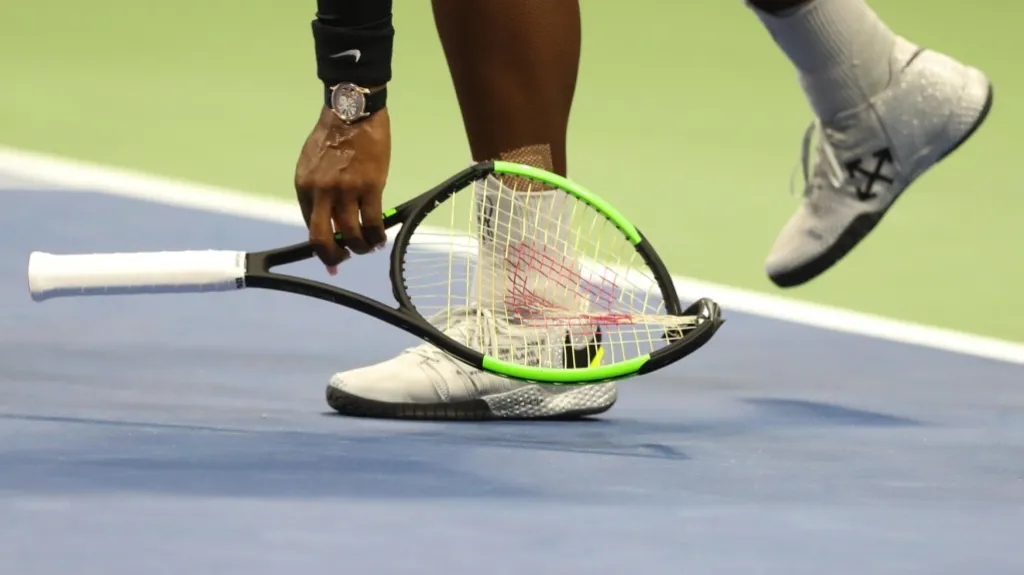Serena Williamsová rozdupala ve finále US Open raketu
