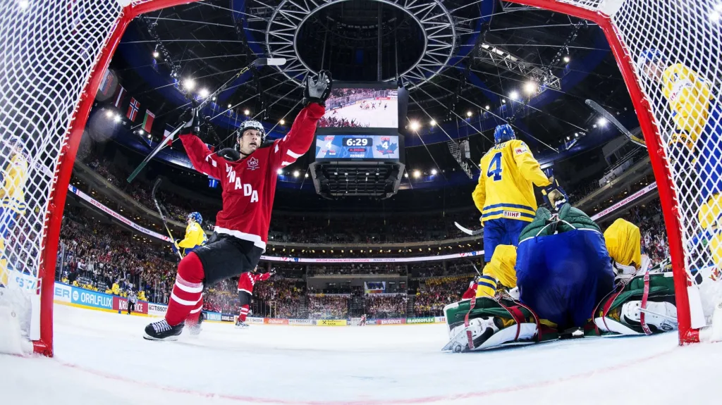 Kanaďan Jason Spezza slaví gól v síti Švédska