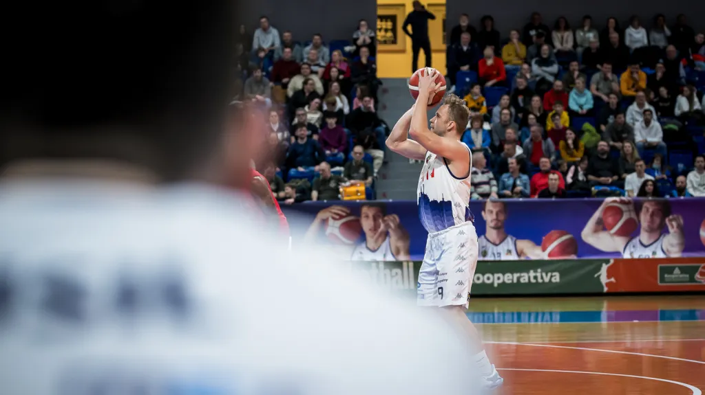 Ondřej Šiška z Basketu Brno střílí trestné hody