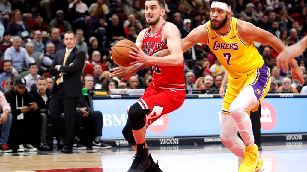 Tomáš Satoranský z Chicaga v utkání LA Lakers