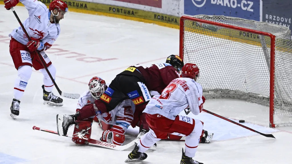 Tomáš Šmerha ze Sparty překonává Ondřeje Kacetla v brance Třince