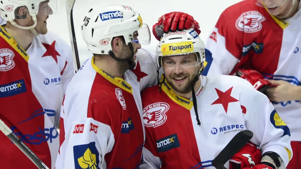 Petr Kadlec (druhý zprava) slaví rozhodující nájezd se svými spoluhráči