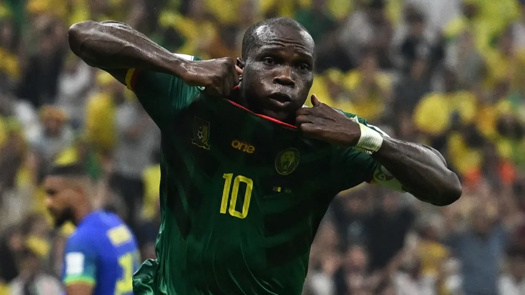 Vincent Aboubakar z Kamerunu se raduje z gólu