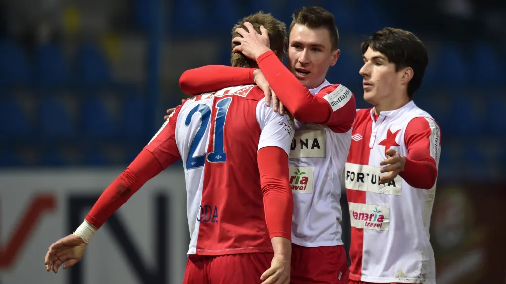 Milan Škoda (vlevo) slaví se svými spoluhráči ze Slavie vstřelenou branku