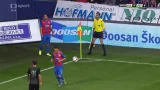 Šance v utkání Plzeň - Ploješť: Horváthův pokus z rohu (15. min.)