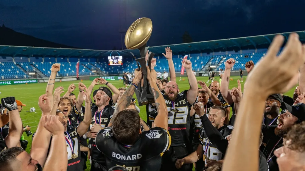 Hráči Nitry Knights s trofejí pro vítěze Czech Bowlu
