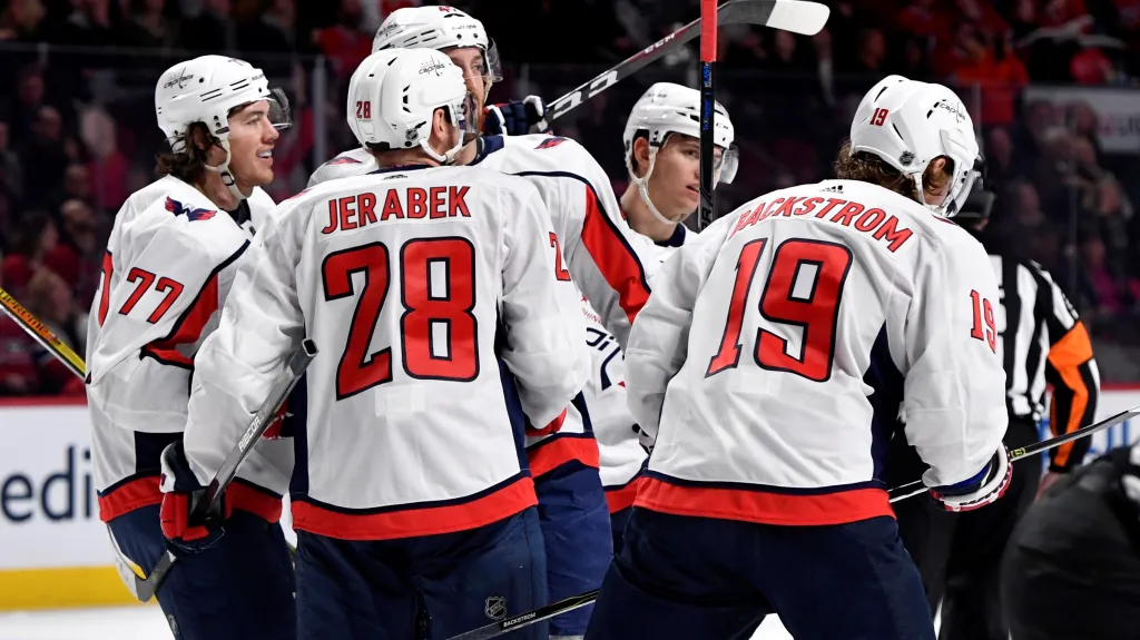 Jakub Jeřábek se raduje se spoluhráči z Washingtonu z gólu