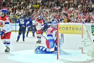České hokejistky inkasují gól v utkání proti Finkám