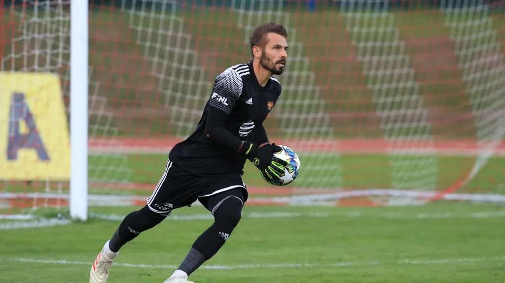 Brankář pražské Dukly Filip Rada