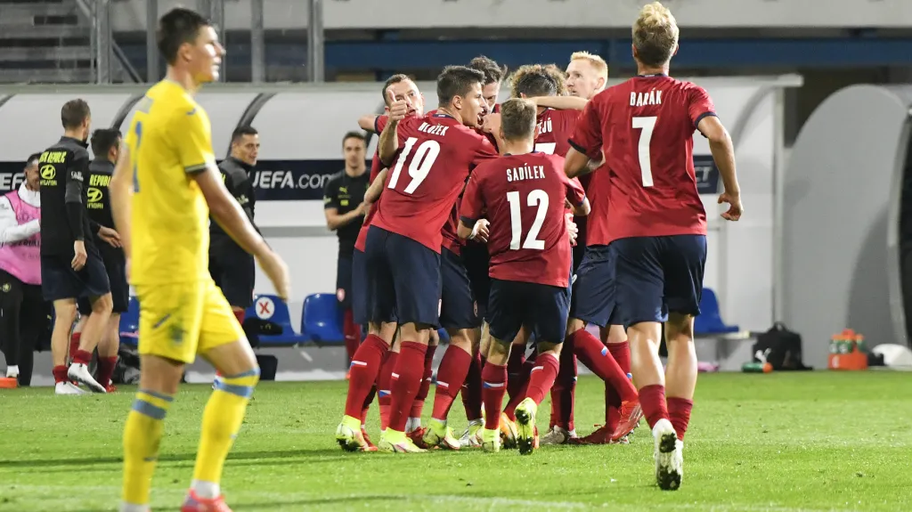 Čeští fotbalisté slaví proti Ukrajině