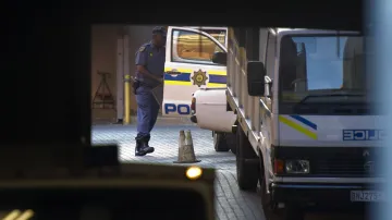 Eskorta přiváží Pistoria k soudu