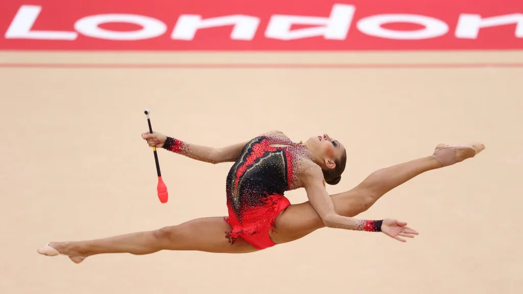 Jevgenija Kanajevová ve finále moderní gymnastiky