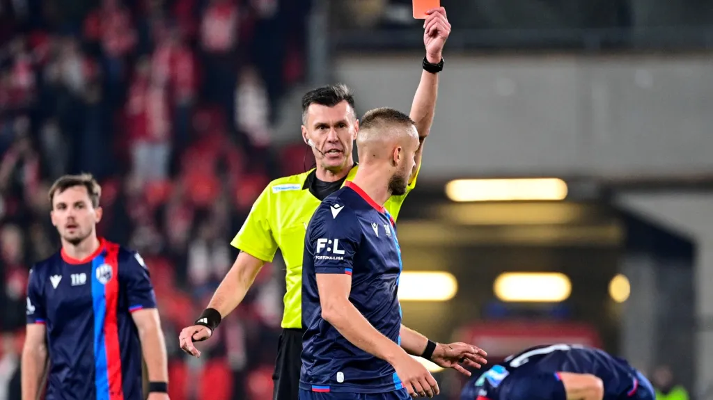 Sudí Pavel Franěk vylučuje plzeňského Luďka Pernicu