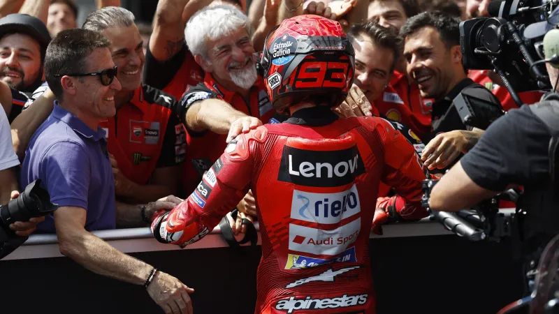 Marc Márquez slaví vítězství na GP v Brně