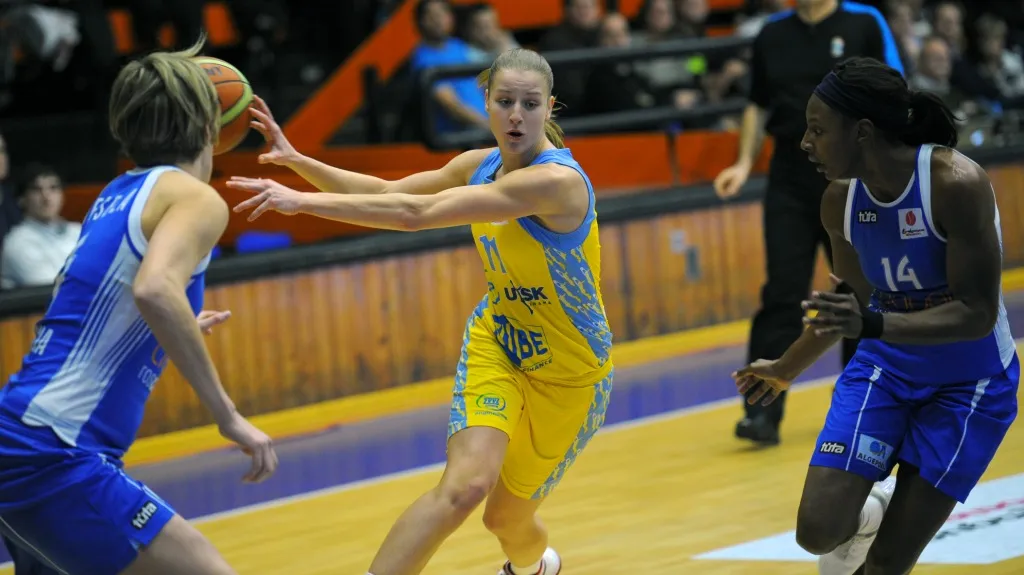 Kateřina Elhotová se snaží projít kolem Jany Veselé