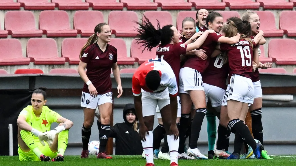Radující se fotbalistky Sparty z výhry nad Slavií
