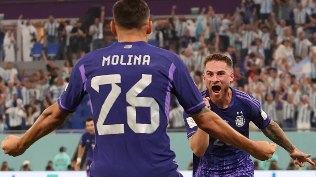 Argentinci Alexis Mac Allister a Nahuel Molina oslavují gól