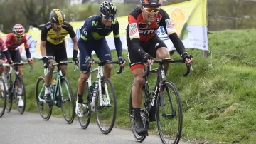Skupina pronásledovatelů vedená Gregem Van Avermaetem