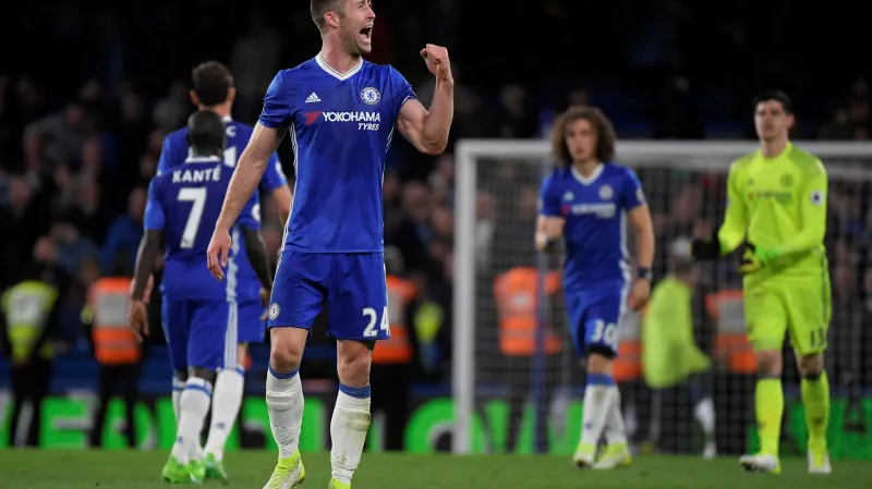 Slavící Gary Cahill se spoluhráči z Chelsea