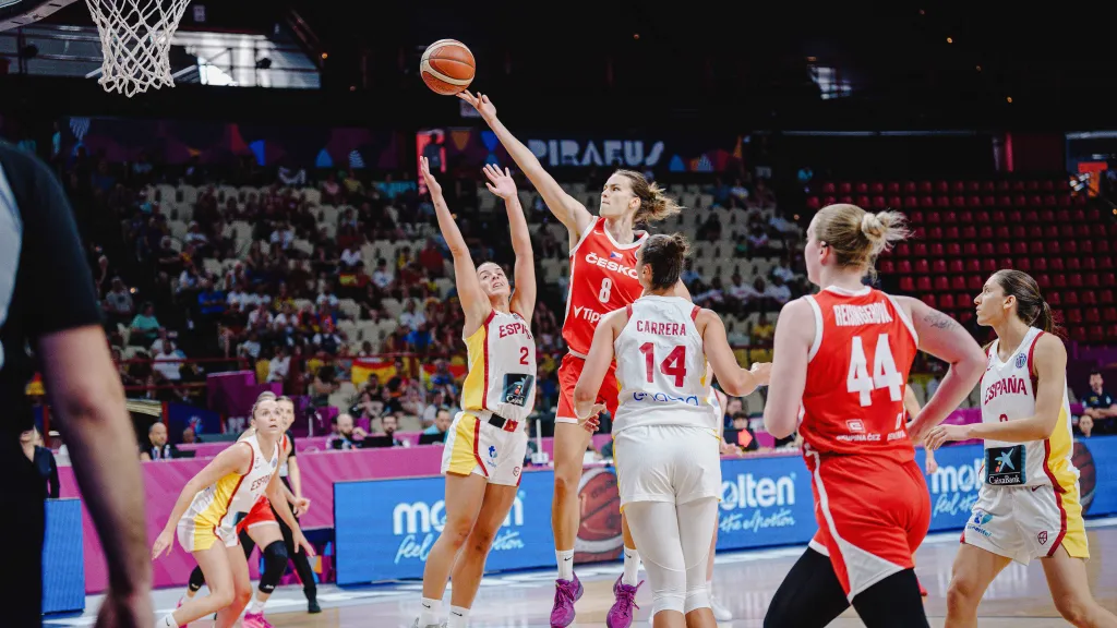 České basketbalistky v utkání se Španělskem