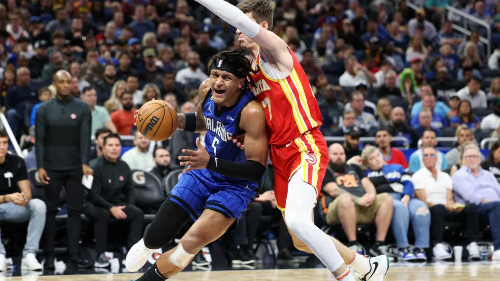 Paolo Banchero z Orlanda se snaží obelstít Víta Krejčího z Atlanty