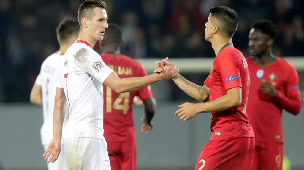 Polák Arkadiusz Milik (vlevo) si podává ruku Joaem Cancelem z Portugalska