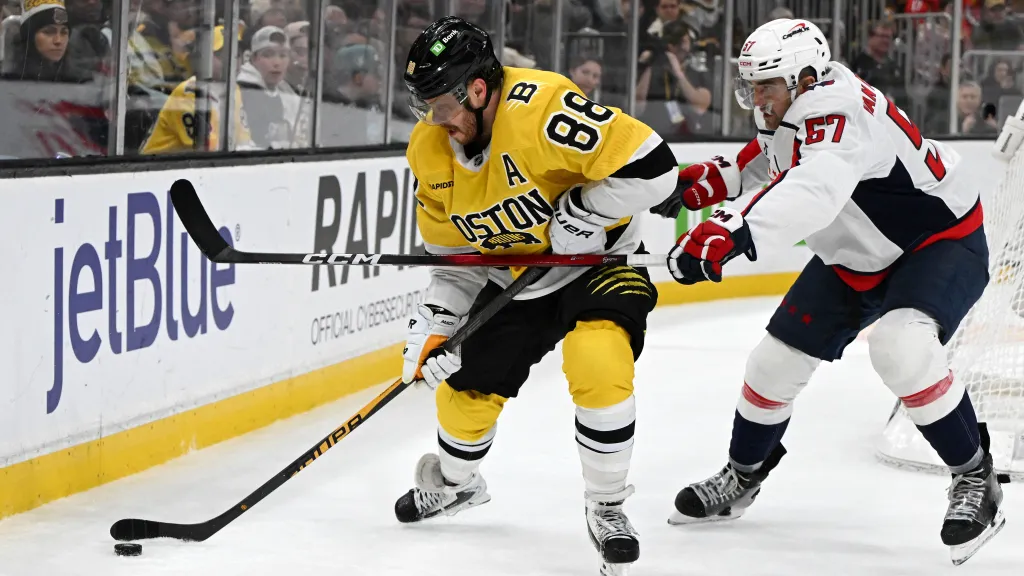 David Pastrňák v souboji s Trevorem van Riemsdykem