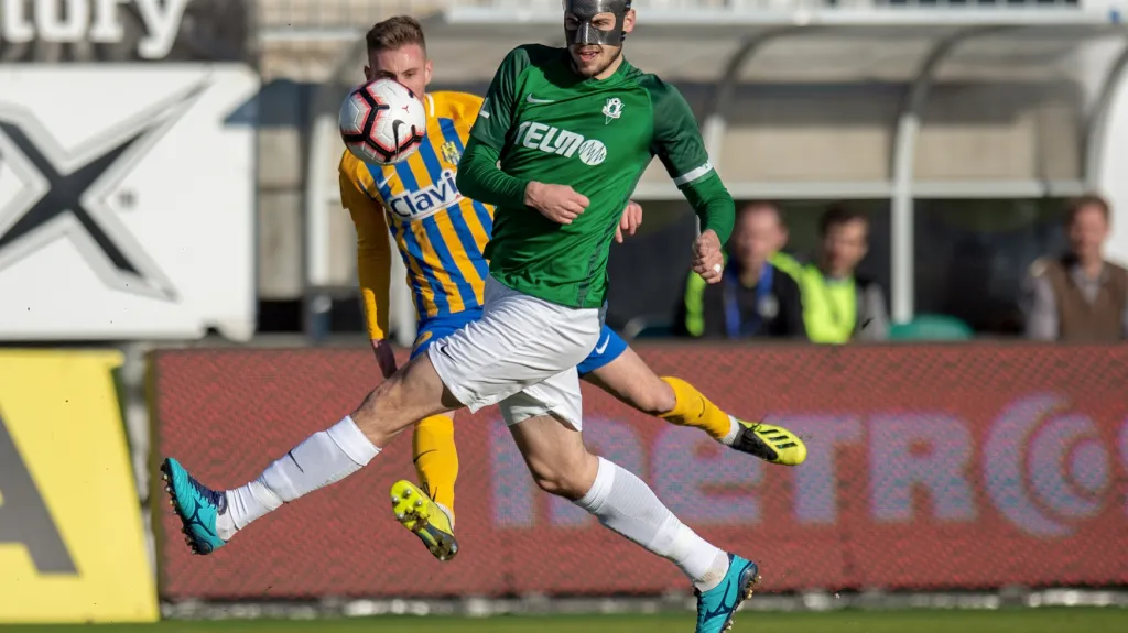 Vojtěch Kubista z Jablonce v souboji s Jakubem Janetzkým z Opavy