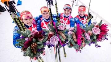 Zleva členky bronzové biatlonové štafety Gabriela Soukalová, Veronika Vítková, Jitka Landová a Eva Puskarčíková