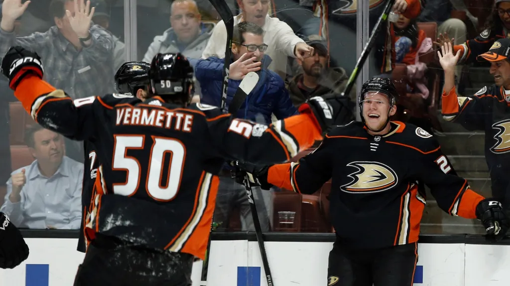 Ondřej Kaše (vpravo) se raduje se spoluhráči z Anaheimu z gólu