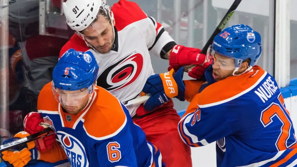 Martin Frk v dresu Caroliny (v bílém) v zápase proti Edmontonu