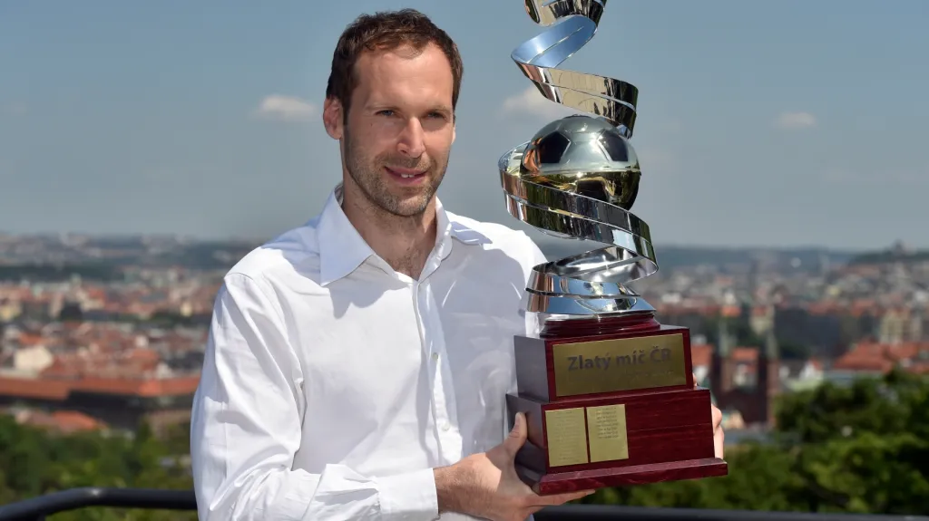 Petr Čech s trofejí pro nejlepšího českého fotbalistu