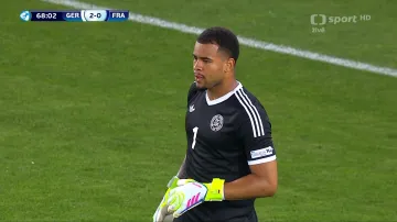 Zákrok Atubola na brankové čáře proti Francouzům