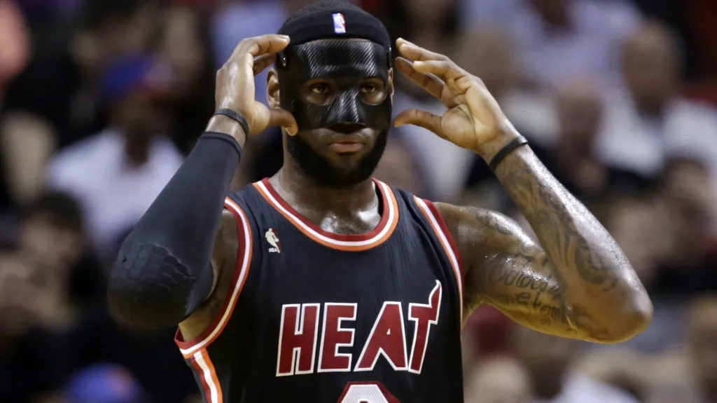 LeBron James se zlomeným nosem