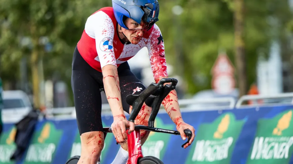 Stefan Küng po pádu v časovce na ME