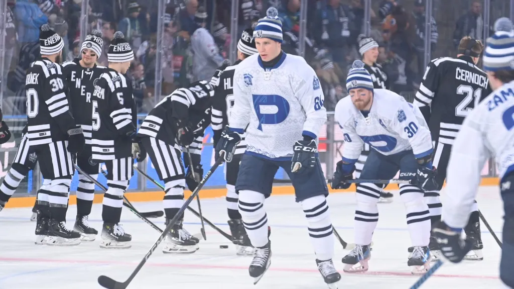 Plzeňští hokejisté při přípravě na utkání pod širým nebem