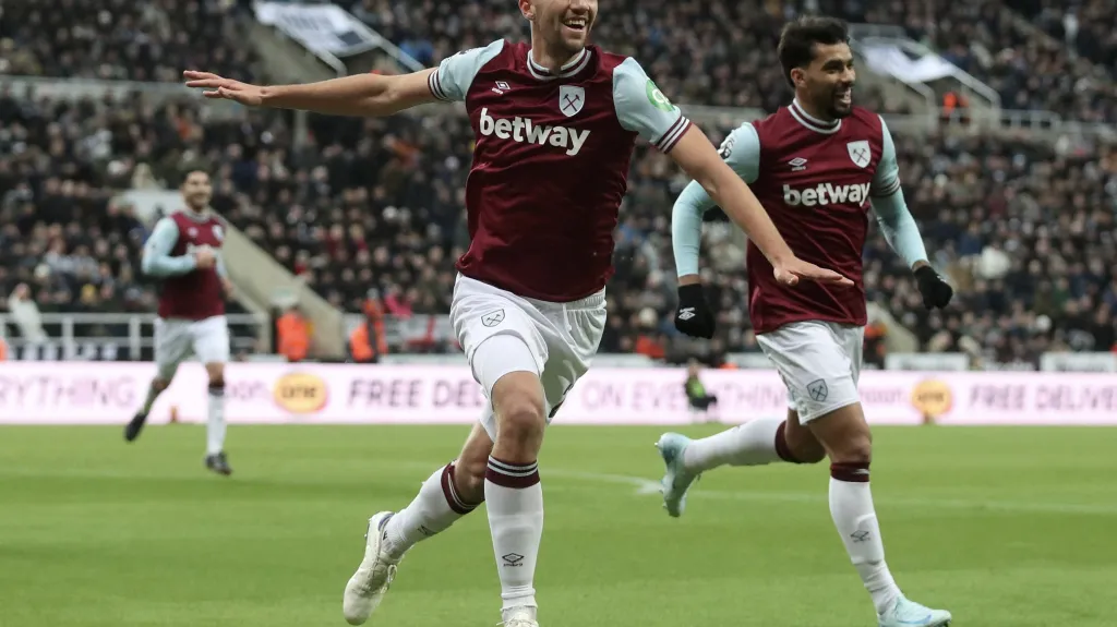 Tomáš Souček slaví gól v St. James' Parku