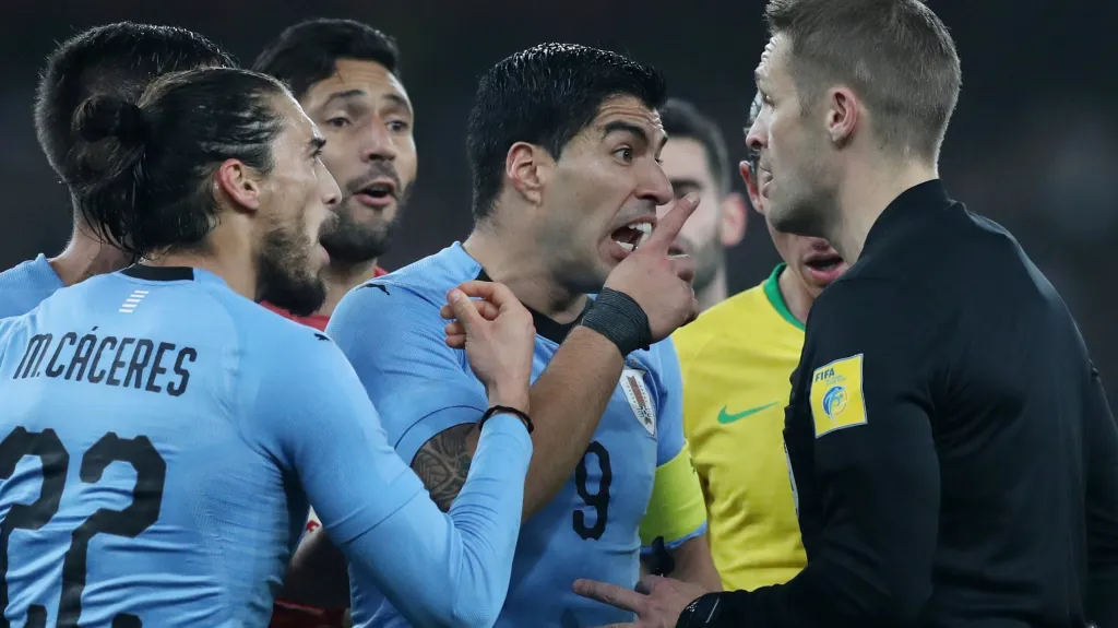 Luis Suárez z Uruguaye se zlobí na sudího Craiga Pawsona