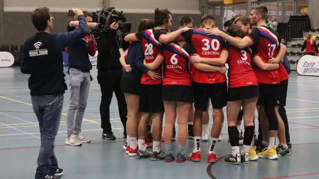 Slavící český korfbalový tým