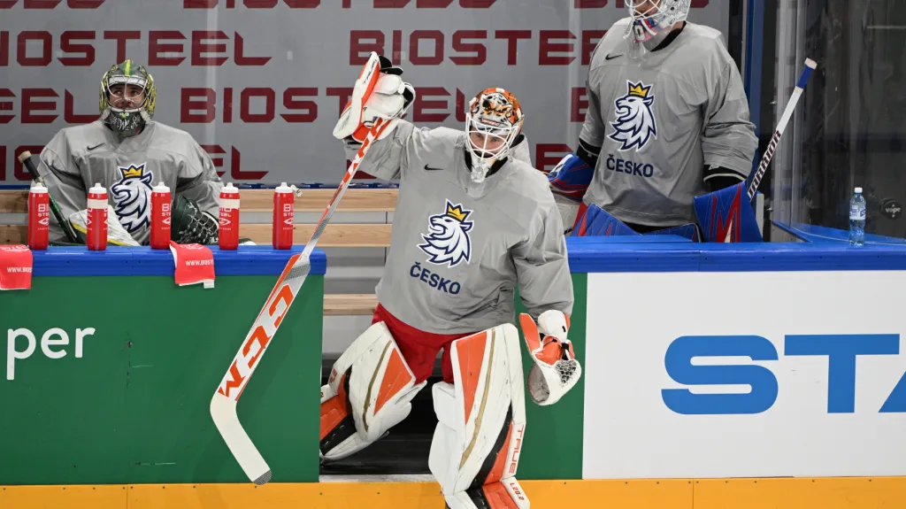 Čeští brankáři: zleva Marek Langhamer, Lukáš Dostál a Karel Vejmelka