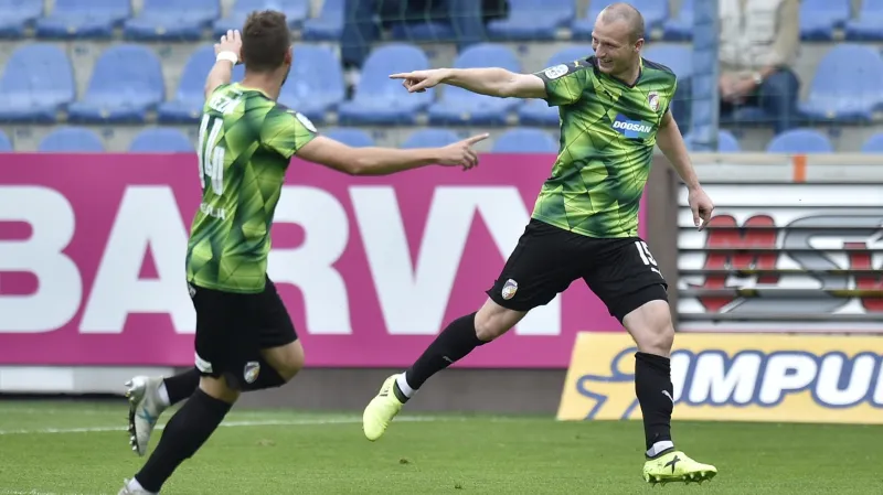 Michael Krmenčík (vpravo) se raduje z gólu