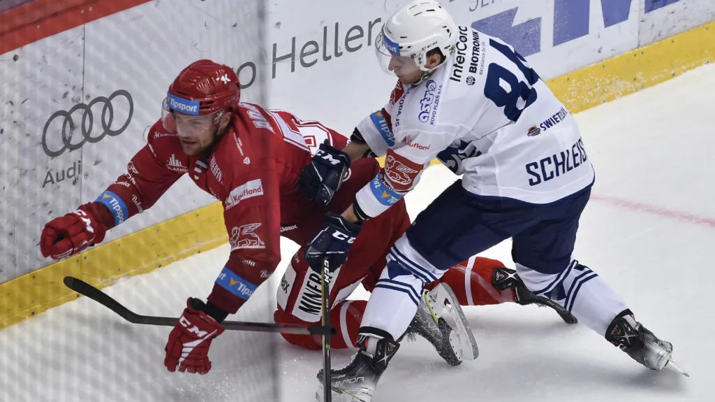 Třinecký Marián Adámek v souboji s Janem Schleissem z Plzně