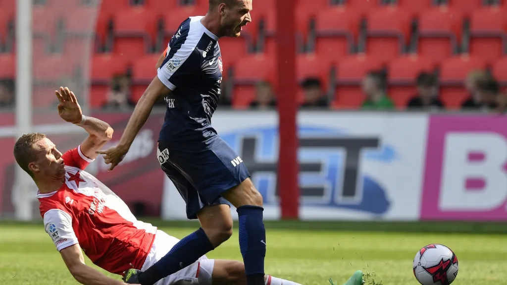 Tomáš Souček v utkání se Slováckem